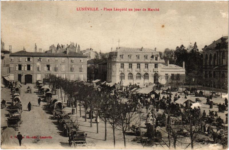 Carte postale ancienne Luneville Place Leopold