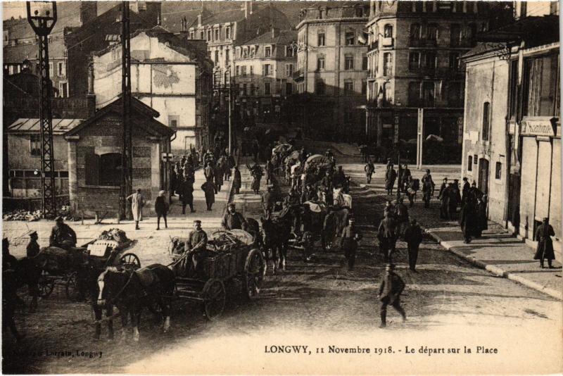 Carte postale ancienne Longwy depart sur la Place à Longwy