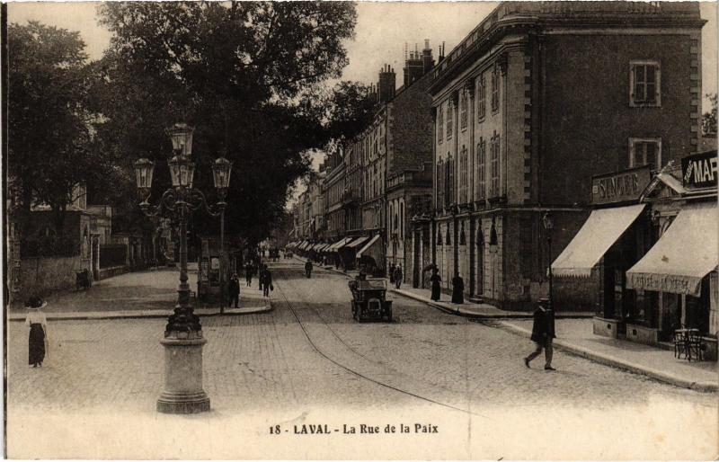 Carte postale ancienne Laval Rue de la Paix