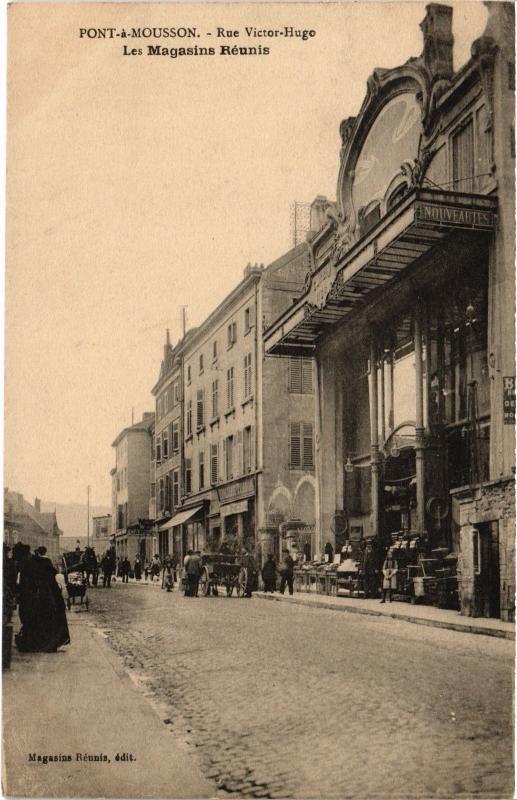 Carte postale ancienne Pont a Mousson Rue Victor Hugo Magasins Reunis à Mousson