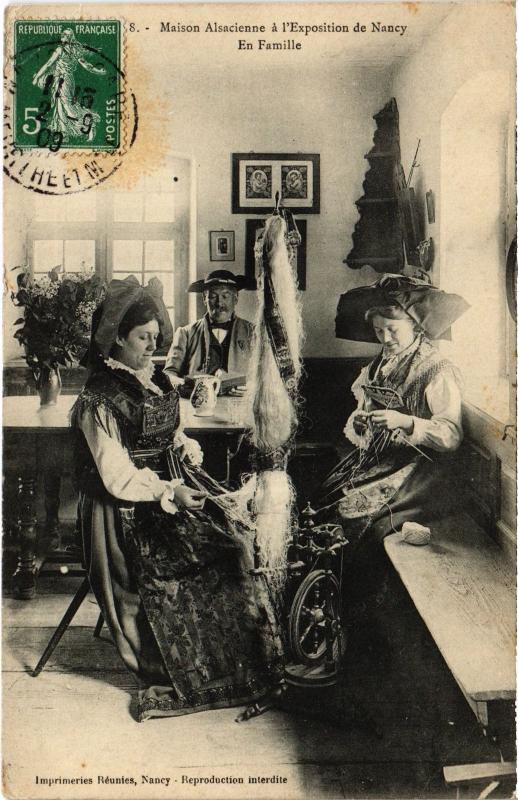 Carte postale ancienne Nancy Maison Alsacienne en famille à Nancy