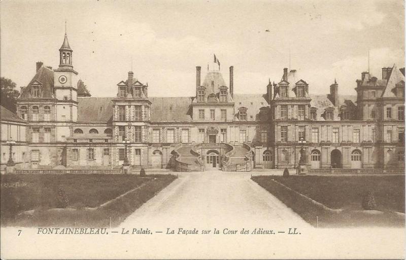 Carte postale ancienne Le Palais. La Façade sur la cour des Adieux à Fontainebleau