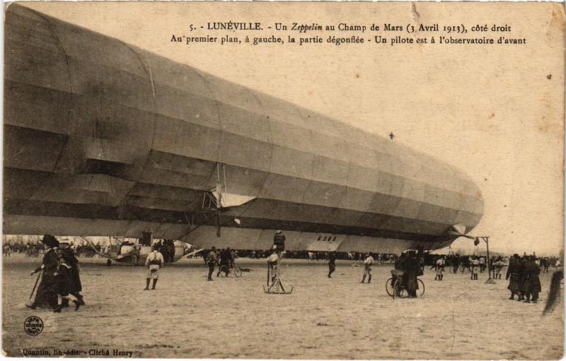 Carte postale ancienne Luneville un zeppelin au champ de Mars