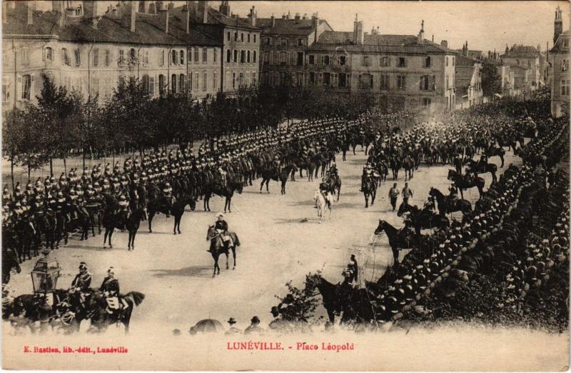 Carte postale ancienne Luneville Place Leopold