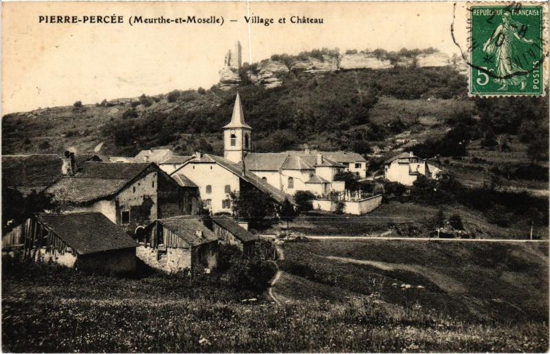 Carte postale ancienne Pierre Perchee village et chateau
