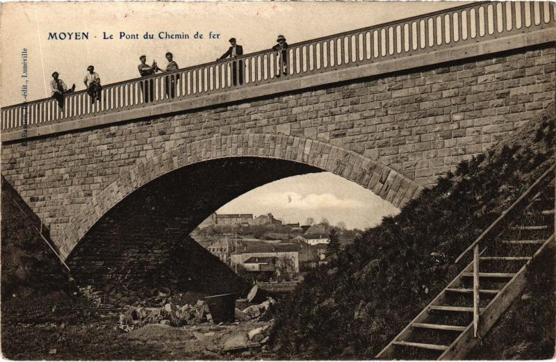 Carte postale ancienne Moyen Pont du Chemin de fer à Moyen