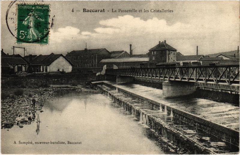 Carte postale ancienne Baccarat la passerelle et les Cristalleries à Baccarat