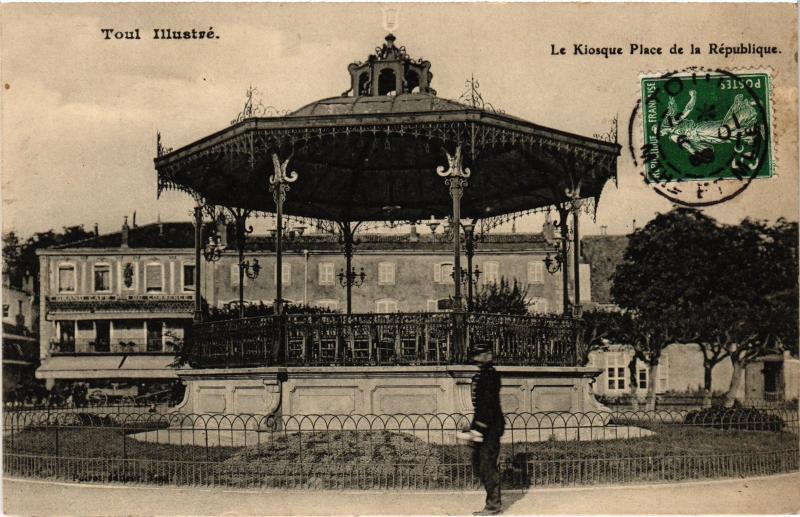 Carte postale ancienne Toul Kiosque Place de la Republique
