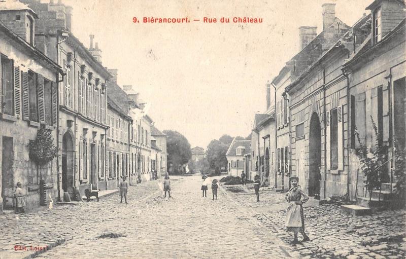 Carte postale ancienne Blerancourt - Rue Du Chateau à Blérancourt