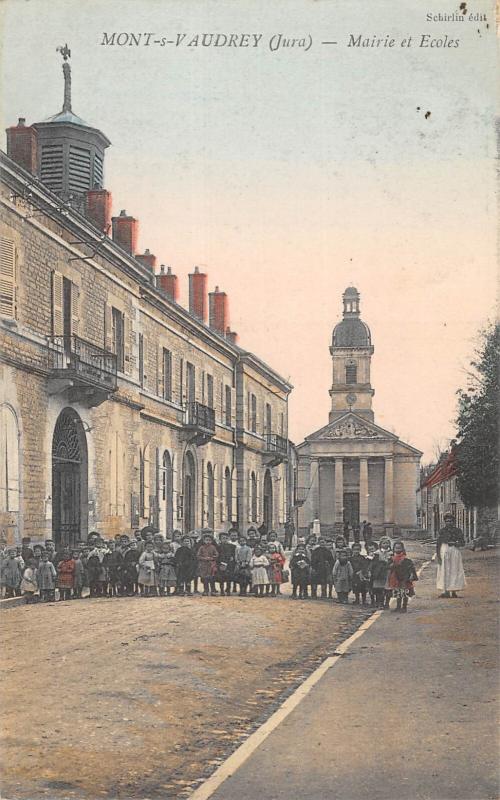 Carte postale ancienne Mont Sous Vaudrey - Mairie Et Ecoles à Mont-sous-Vaudrey