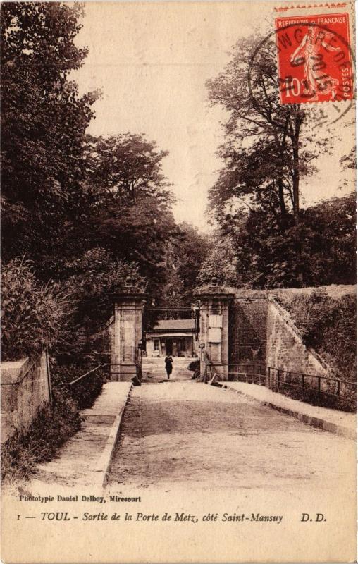 Carte postale ancienne Toul Sortie de la Porte de Metz