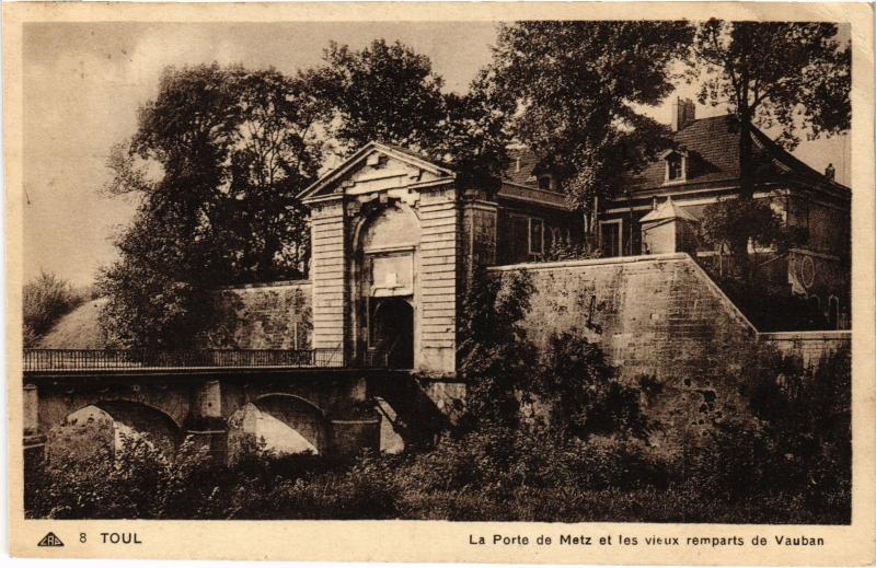 Carte postale ancienne Toul Porte de Metz