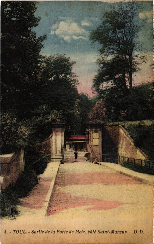 Carte postale ancienne Toul Sortie de la Porte de Metz