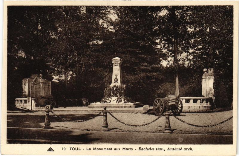 Carte postale ancienne Toul Monument aux Morts