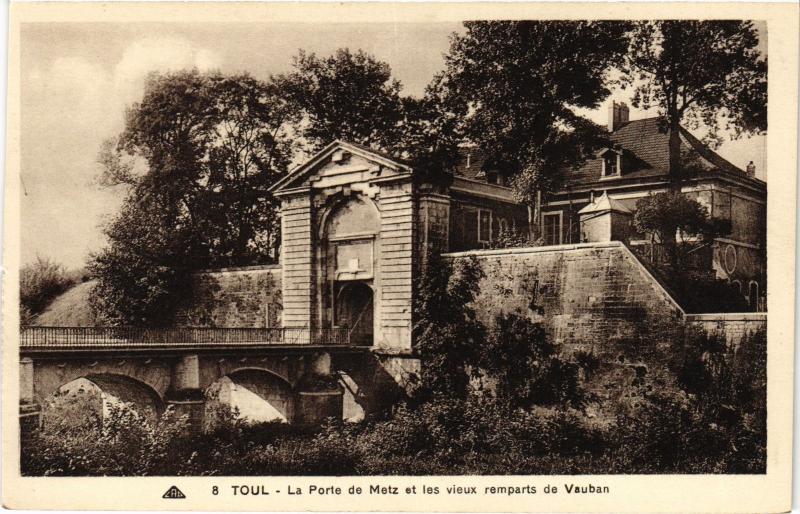 Carte postale ancienne Toul Porte de Metz