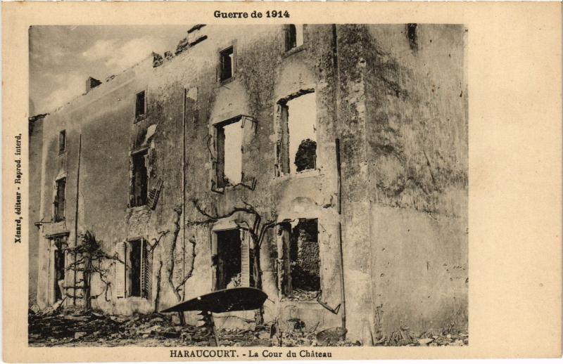 Carte postale ancienne Haraucourt cour du chateau à Haraucourt