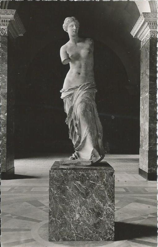 Carte postale ancienne Aphrodite, dite Vénus de Milo à Paris 1er