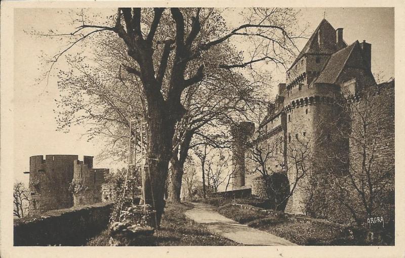 Carte postale ancienne Château de Castelnau - Terrasse sur l'allée des Tilleuls à Prudhomat