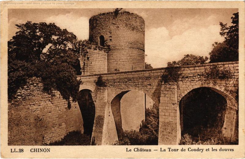 Carte postale ancienne Chinon le chateau Tour de Coudry à Chinon