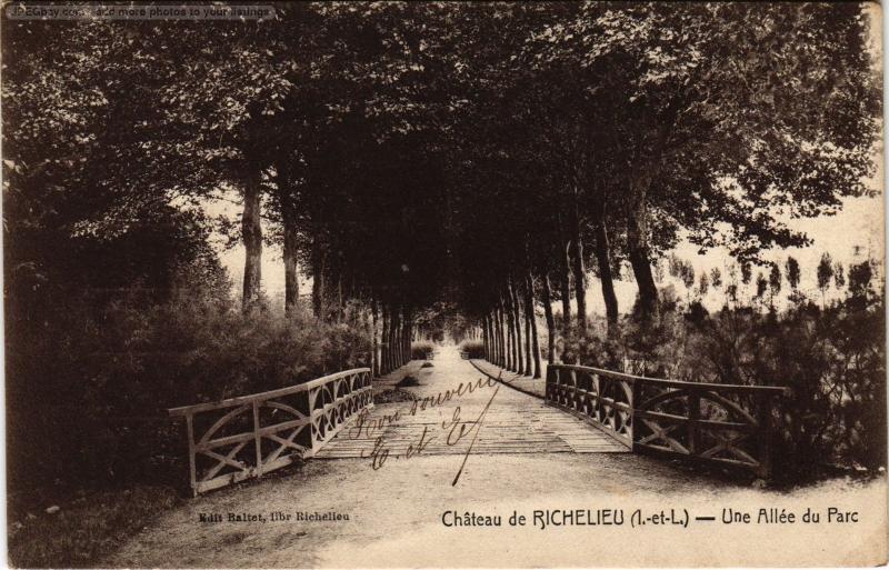 Carte postale ancienne Richelieu le chateau une allee du parc à Richelieu