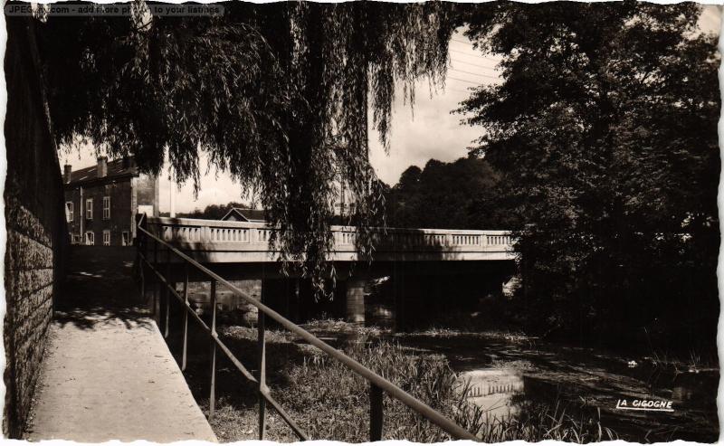 Carte postale ancienne Longuyon Pont Neuf à Longuyon