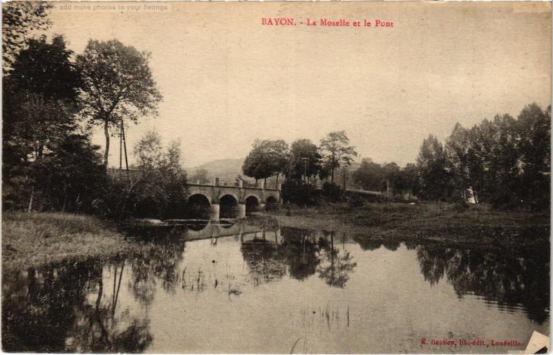 Carte postale ancienne Bayon Moselle et le Pont à Bayon