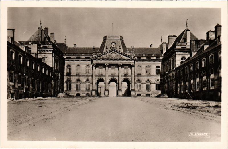 Carte postale ancienne Luneville Cour du Chateau