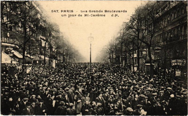 Carte postale ancienne Paris - Les Grands Boulevards un jour de Mi-Careme à Paris