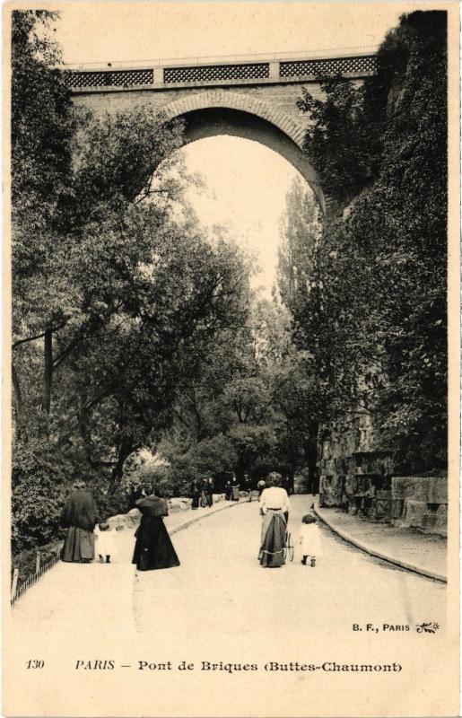 Carte postale ancienne Buttes-Chaumont - Pont de briques à Paris 19e