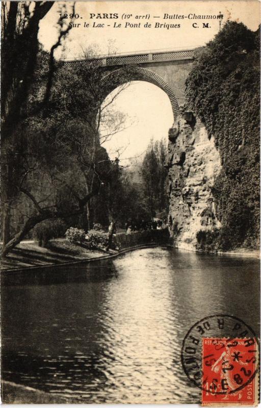Carte postale ancienne Buttes-Chaumont - Sur le Lac - le Pont de Briques à Paris 19e