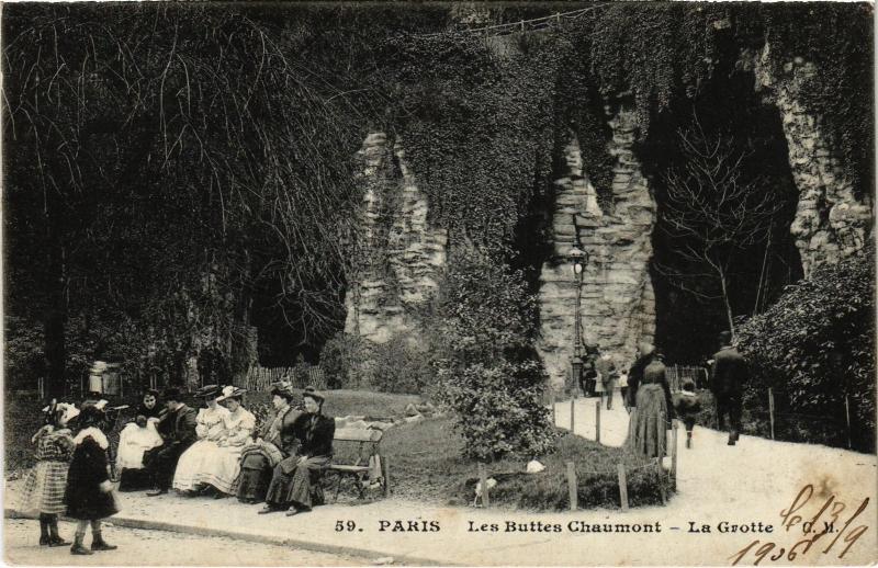 Carte postale ancienne Les Buttes Chaumont - La Grotte à Paris 19e