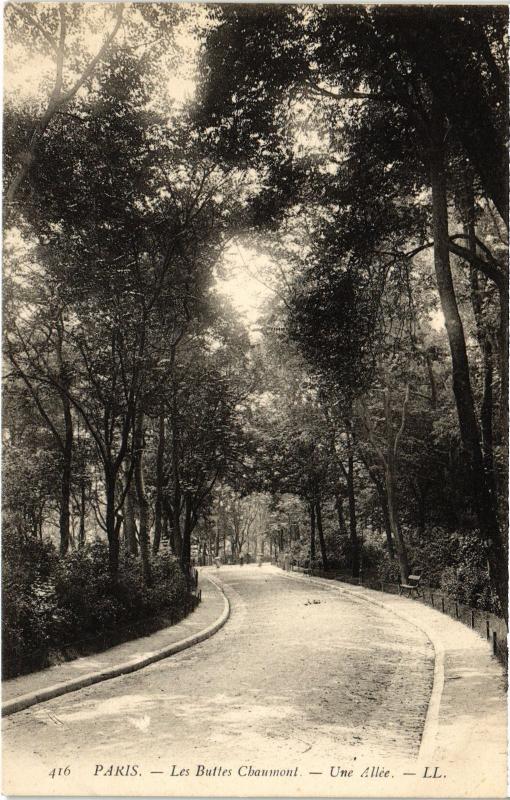 Carte postale ancienne Les Buttes-Chaumont - Une Allée à Paris 19e