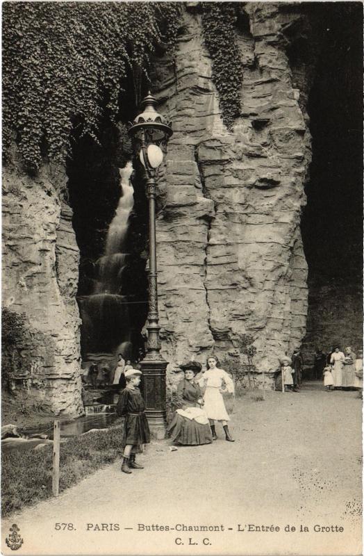 Carte postale ancienne Buttes-Chaumont - Entrée de la Grotte à Paris 19e