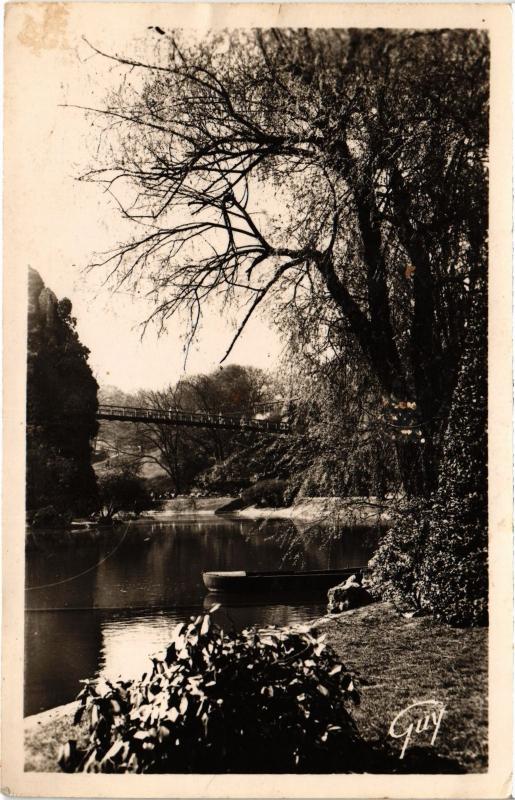 Carte postale ancienne Les Buttes Chaumont - Un coin du Parc à Paris 19e