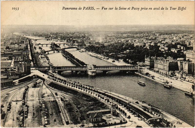 Carte postale ancienne Panorama de Paris -Vue sur la Seine et Passy prise en aval de la Tour Eiffel à Paris 7e