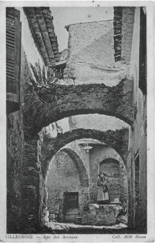 Carte postale ancienne Rue des Arceaux à Villecroze