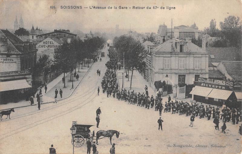 Carte postale ancienne Soissons - L'Avenue De La Gare - Retour Du 67e De Ligne à Soissons