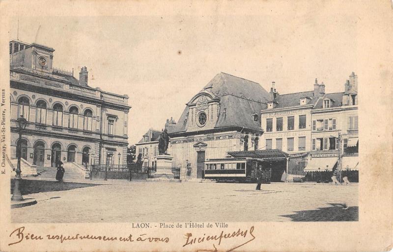 Carte postale ancienne Laon - Place De L'Hotel De Ville à Laon