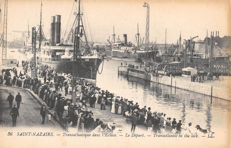 Carte postale ancienne Saint Nazaire - Transatlantique Dans L'Ecluse - Le Depart à Saint-Nazaire