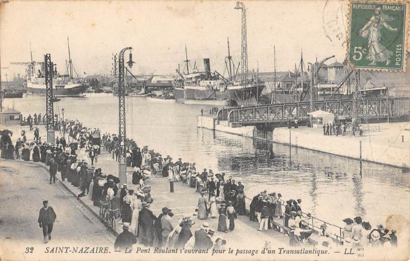 Carte postale ancienne Saint Nazaire - Le Pont Roulant S'Ouvrant Pour Le Passage D'Un Transatlan à Saint-Nazaire