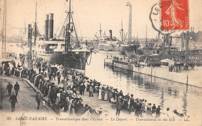 Carte postale ancienne Saint Nazaire - Transatlantique Dans L'Ecluse - Le Depart à Saint-Nazaire