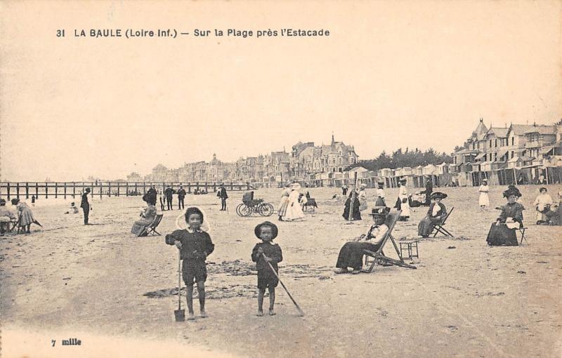 Carte postale ancienne La Baule - Sur La Plage Pres L'Estacade