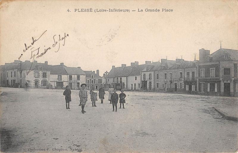 Carte postale ancienne Plesse - La Grande Place à Plessé