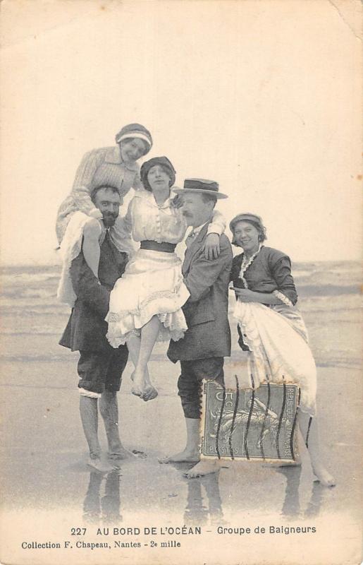 Carte postale ancienne Au Bord De L'Ocean - Groupe De Baigneurs