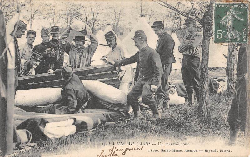Carte postale ancienne La Vie Au Camp - Un Mauvais Tour