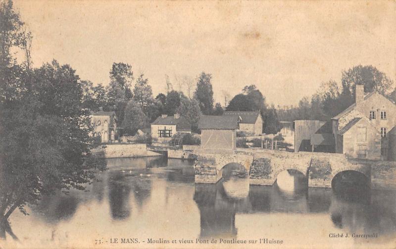 Carte postale ancienne Le Mans - Moulins Et Vieux Pont De Pontlieue Sur L'Huisne au Mans