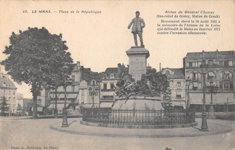 Carte postale ancienne Le Mans - Place De La Republique au Mans