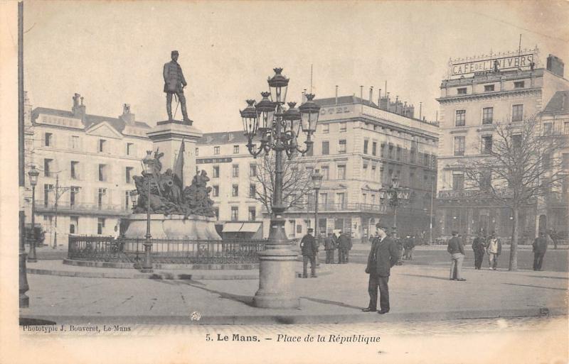 Carte postale ancienne Le Mans - Place De La Republique au Mans