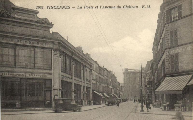 Carte postale ancienne Vincennes-La Poste et l'Avenue du Cháteau à Vincennes