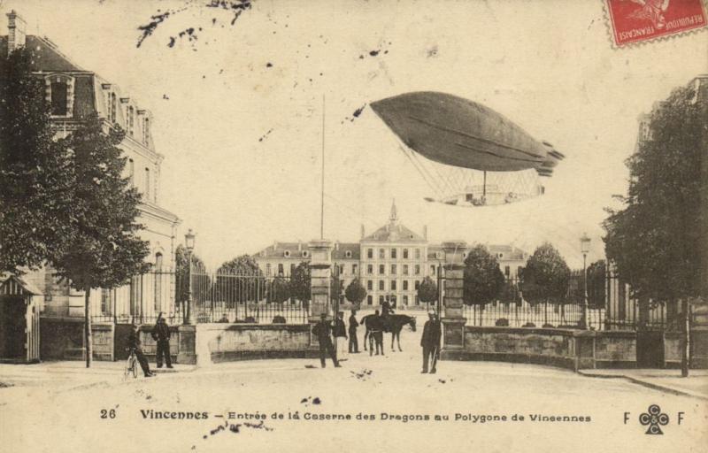 Carte postale ancienne Vincennes-Entrée de la Caserne des Dragons à Vincennes